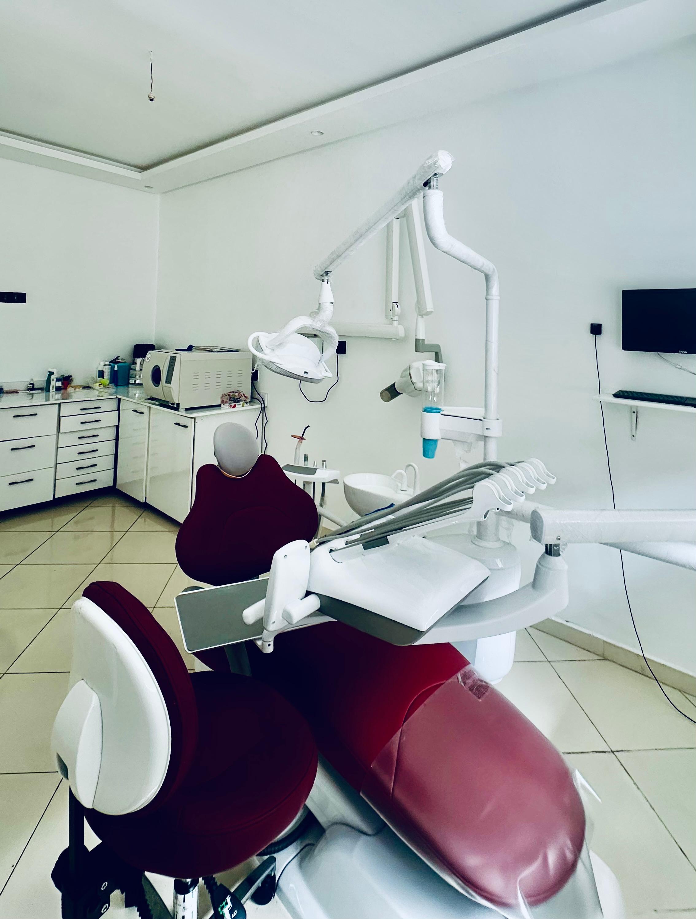 Enseigne Morine Dentistry à l'entrée du cabinet
